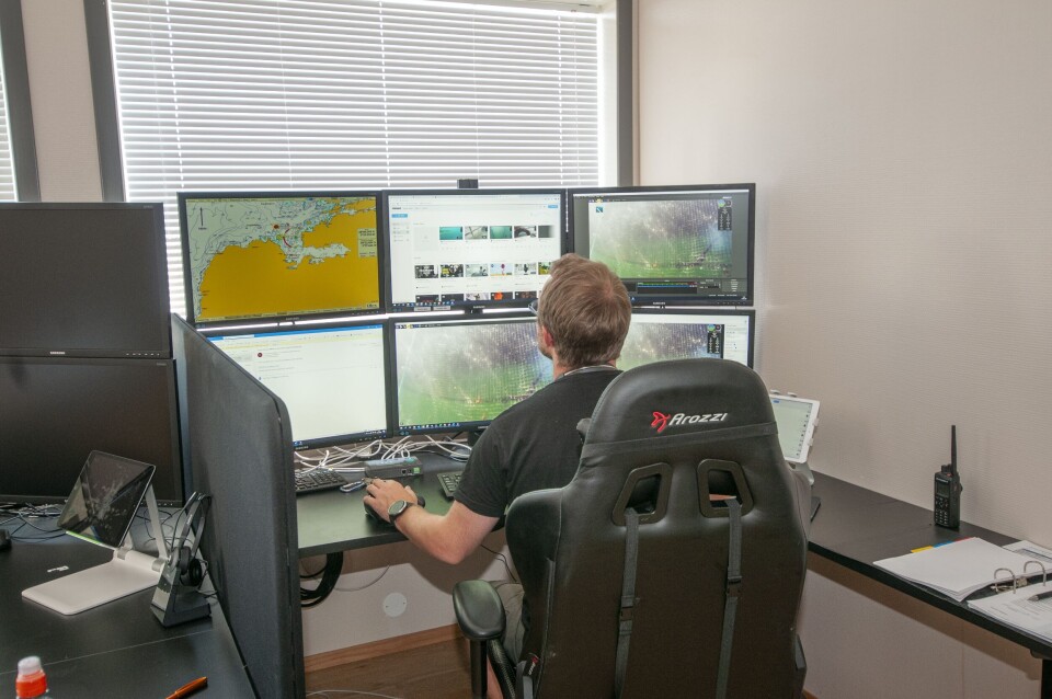 Driften av ROV-ene til Njord Aqua skjer fra et kontrollsenter på Våge på Tysnes. Her er det gründer Erling Aarvik Borgen som inspiserer en not i forbindelse med avlusning. Foto: Pål Mugaas Jensen