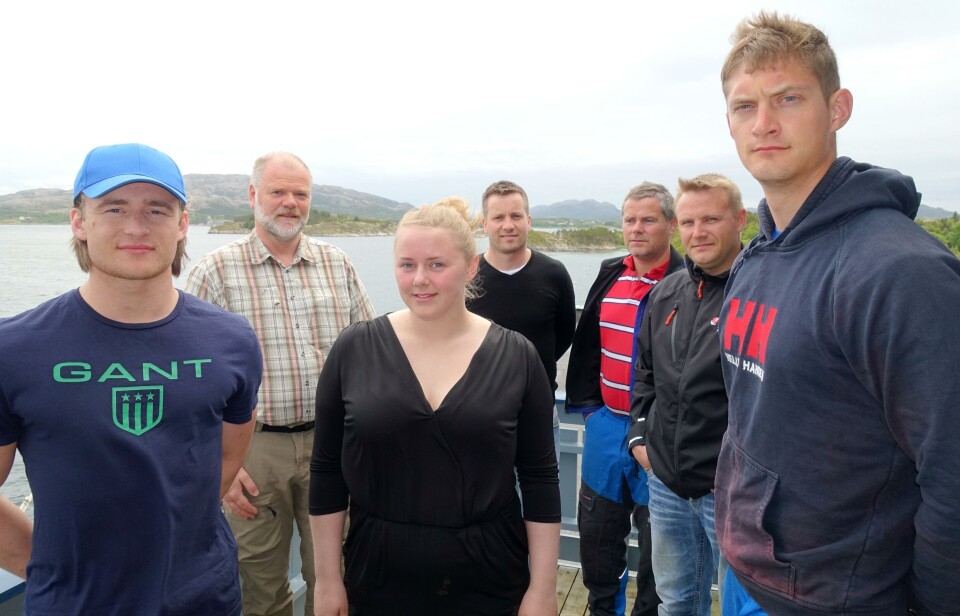 Bak lærlingene Tomas Rauø (til venstre), Anne-Marit Blikø og Sverre Skaftnesmo (til høyre) står en rekke ansvarlige. Fra venstre Gjert Erik Grande (Opplæringskontoret for fiskerifag i Nord-Trøndelag) og tre fra SinkabergHansen AS: Personalleder Frode Lauritzsen, lokalitetsleder Bjørn Ove Valø og skipper servicebåt Thomas Sørø OIsen (til høyre). Foto: Tom Lysø.