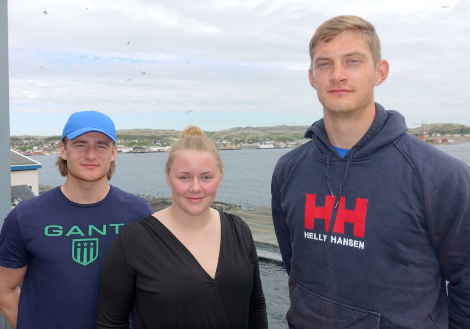 En matros og to serviceteknikere. Tomas Rauø (til venstre), Anne-Marit Blikø og Sverre Skaftnesmo tenker alle de har kommet på «rett hylle» som lærlinger hos SinkabergHansen AS. Foto: Tom Lysø.