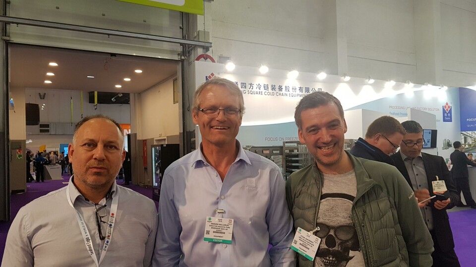 Brødrene Dahl representantene Ole Jørgen Hjellestad regionansvarlig havbruks vest f.v, Anders Kallerud direktør for havbruk og Stian Jakobsen regionsansvarlig Trøndelag sier de har en svært produktiv messe og er storfornøyde med den første dagen.