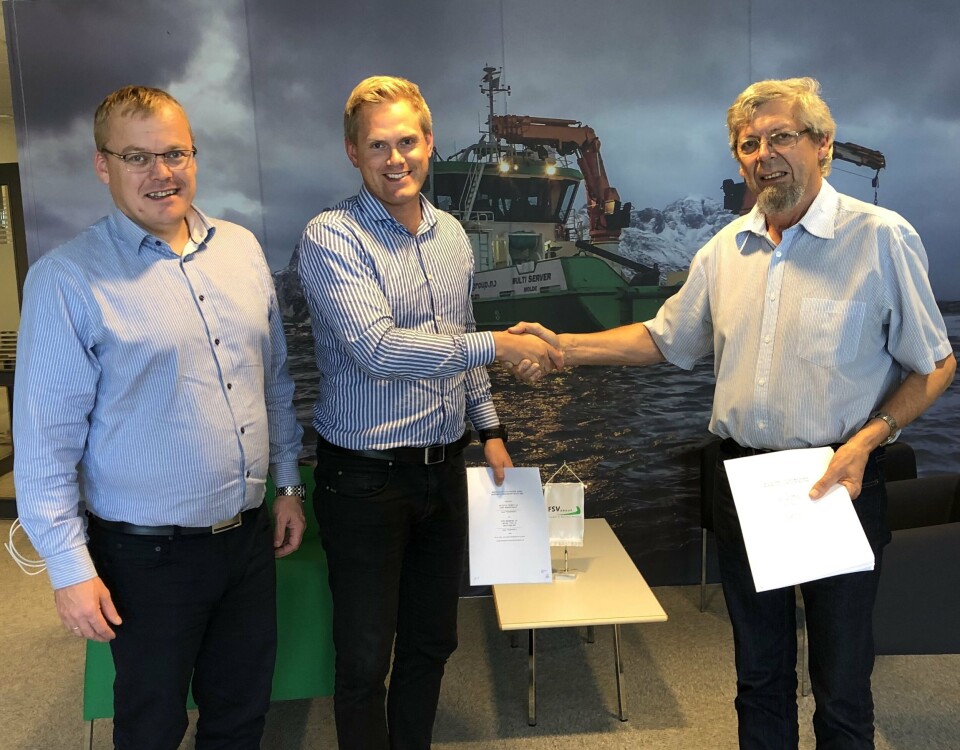 Fra venstre: Representanter fra FSV Group – Endre Brekstad (Teknisk sjef) og Arild Aasmyr (Daglig leder). Til høyre: Representant fra Sletta Verft AS - Kåre Sletta (Daglig leder)