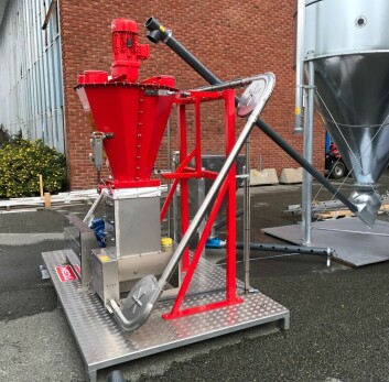 Fôringsautomaten ble vist frem på Aqua Nor messen i Trondheim nylig. Foto: Akvateknikk. Fôringsautomaten ble vist frem på Aqua Nor messen i Trondheim nylig. Foto: Akvateknikk.