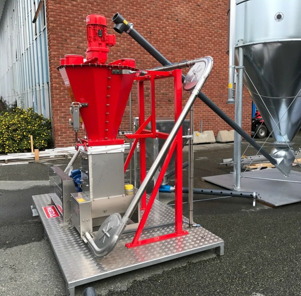 Fôringsautomaten ble vist frem på Aqua Nor messen i Trondheim nylig. Foto: Akvateknikk. Fôringsautomaten ble vist frem på Aqua Nor messen i Trondheim nylig. Foto: Akvateknikk.