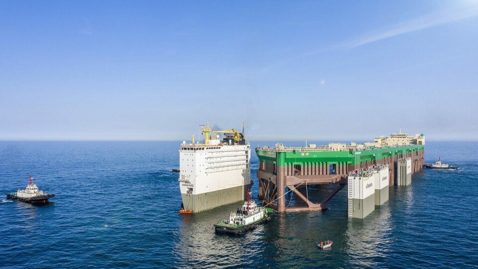 Slik så det ut da havfarmen med lastet på Boka Vanguard før reisen fra Kina. I løpet av de neste dagene blir operasjonen reversjert. Foto: Nordlaks