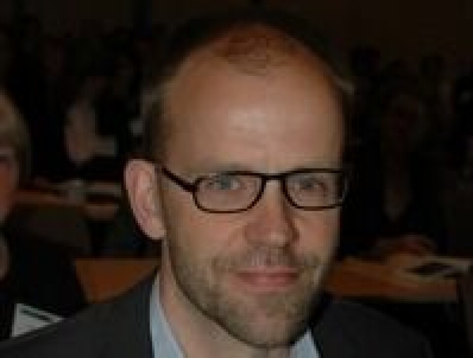 Jon Fixdal (bildet) og Teknologirådet anbefaler strategi med to spor: - Ny satsing på umoden teknologi. Systematisk undersøkelse av potensialet for lukket teknologi og andre umodne men potensielt løfterike teknologier. Det bør være en ambisjon å teste ut 3-4 ulike konsepter med dokumentert potensial i løpet av fem år. - Styrke videreutviklingen av eksisterende teknologi, fôrutvikling, biologiske løsninger, bedre driftsrutiner, vaksinasjonsmetoder, osv.