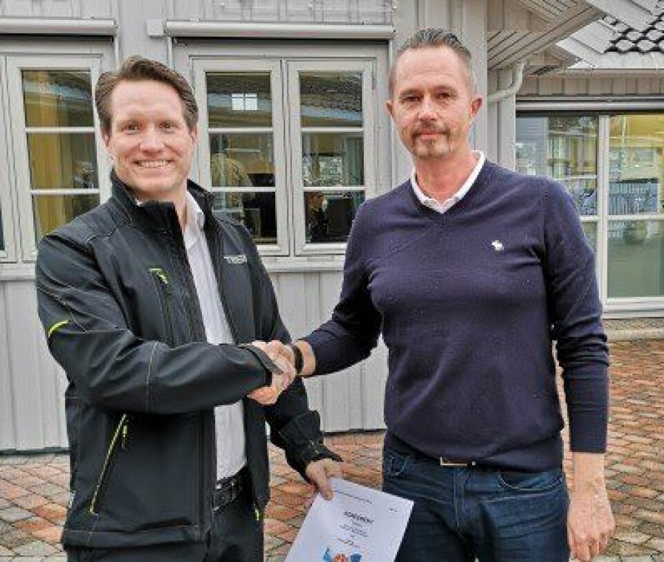 Supply Chain Manager Tommy Karlsen fra DESS Aqua og segmentdirektør Jan Eric Haagensen fra TESS signerte avtalen. Foto: TESS