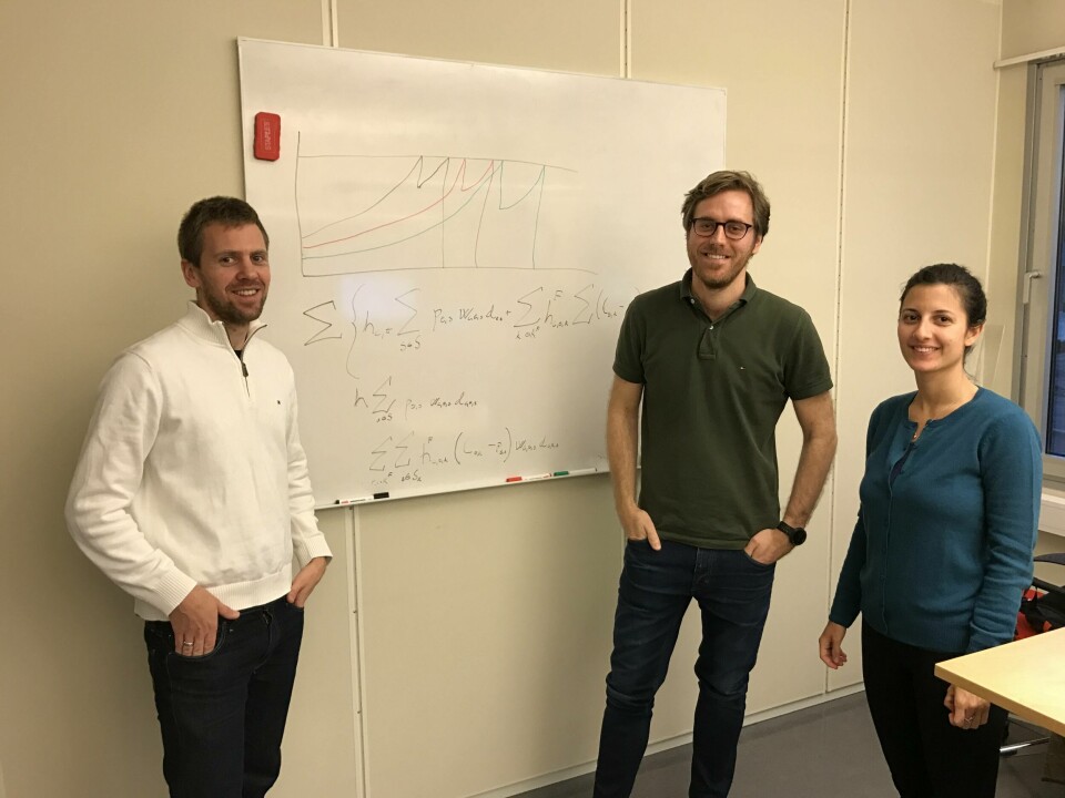 Fra venstre er Erlend Torgnes sammen med to av utviklerne i selskapet, Mattias Svensson (i grønt), og Penelope Melgarejo. Foto: Optimeering Aqua.