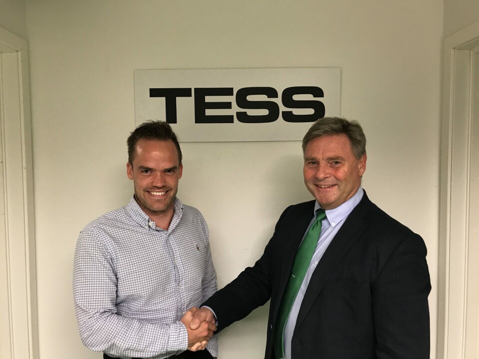 Daglig leder Christian Johansen i Kystmiljø as (t.v.) og innovasjonsdirektør Jan Dyre-Hansen i TESS as er godt fornøyd med avtalen som sikrer bærekraftig gjenbruk av materialene i fôrslangene.
