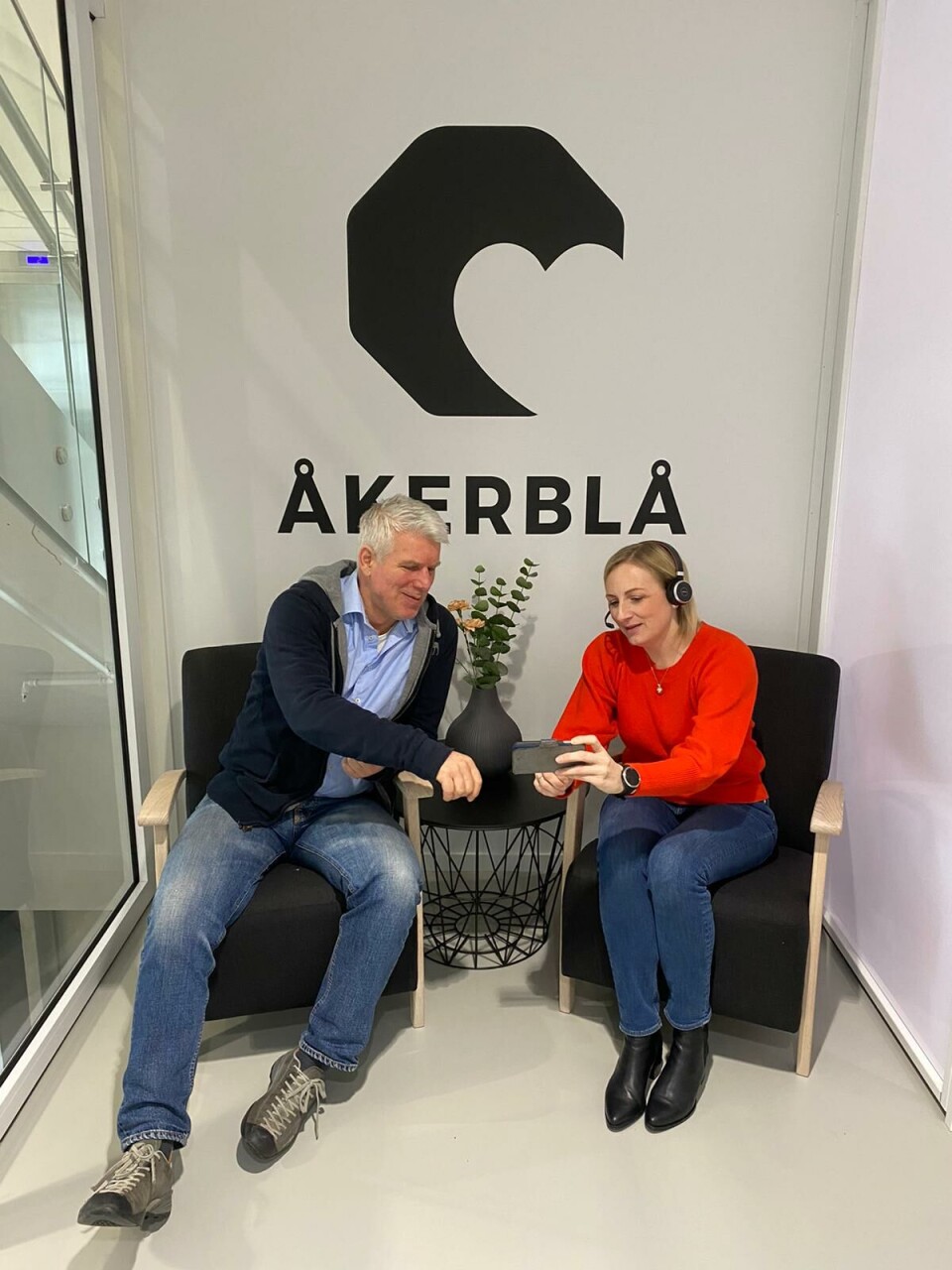 Prosjektleder for digitalisering Tore Weum og leder for fiskehelse Lene-Catrin Ervik følger med på pilotprosjektet fra land. Foto: Åkerblå