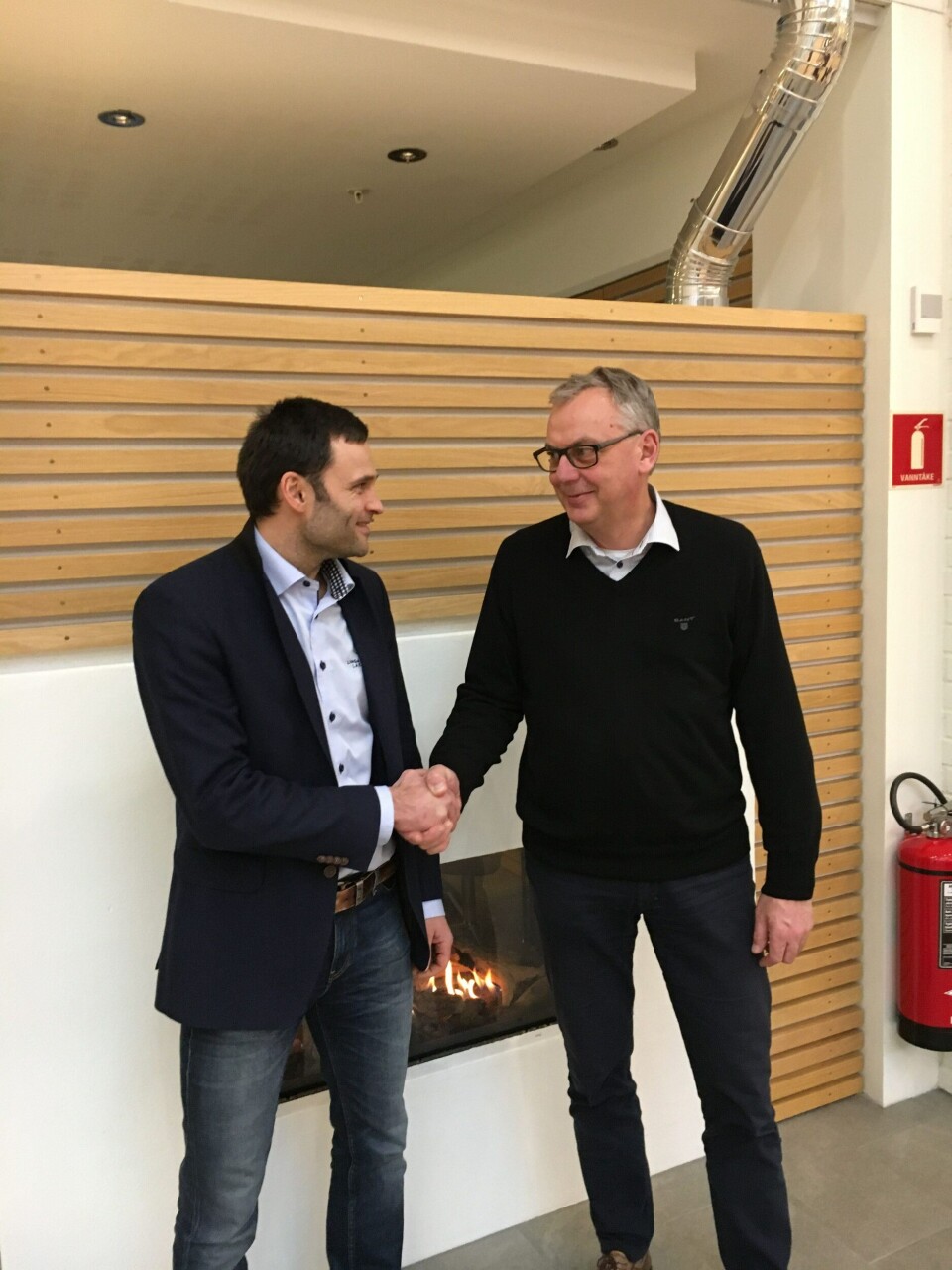 Daglig leder i Lingalaks Erlend Haugarvoll signerte intensjonsavtale med Magne Heimvik, administerende direktør SKL, forrige uke. Foto: Kjetil Hestad.