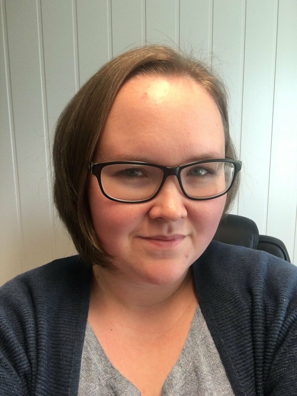 Maria Sørøy, kvalitetssjef i Smøla klekkeri og settefisk sier hun liker at jobben hennes er så variert og trives godt. Foto: privat.