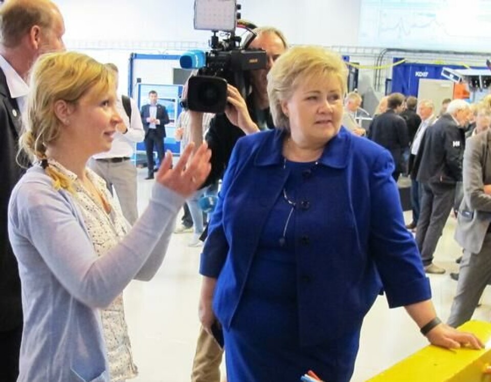 Lise Doksæter Sivle arbeider mellom anna med lågfrekvent akustikk og korleis det verkar inn på fisk og andre artar. På stasjonen fekk statsministeren mellom anna høyra opptak av kval. Foto: Marie Hauge Lise Doksæter Sivle arbeider mellom anna med lågfrekvent akustikk og korleis det verkar inn på fisk og andre artar. På stasjonen fekk statsministeren mellom anna høyra opptak av kval. Foto: Marie Hauge