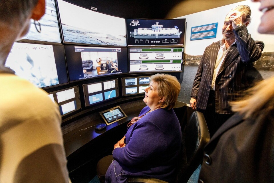 Statsminister Erna Solberg tester kontrollrommet på The Salmon. Foto: The Salmon.