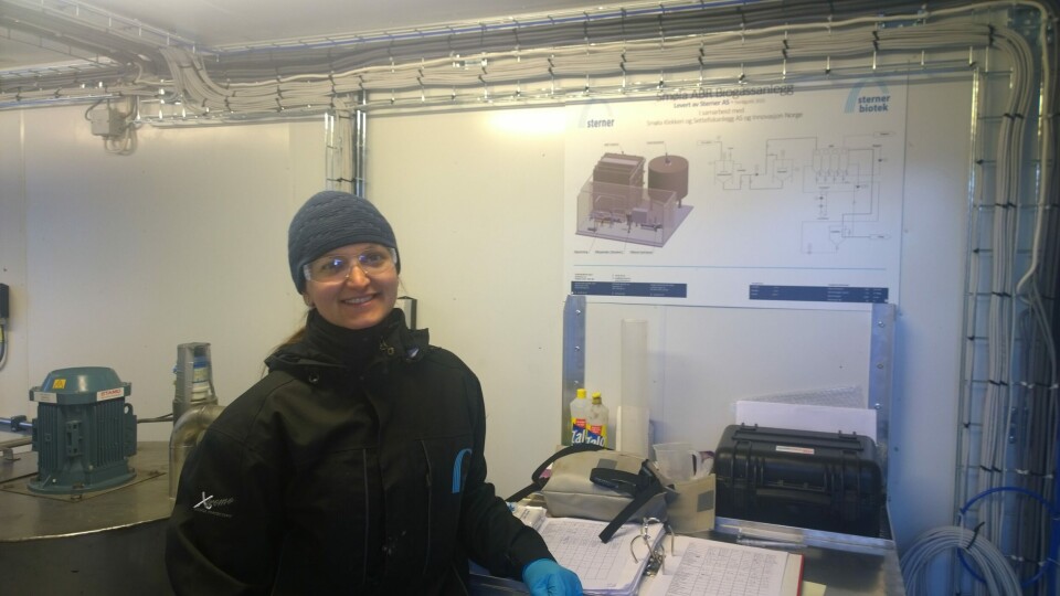Prosessingeniør Nataliia Nikolaieva – Sterner AS i biogass containeren. Foto: Smøla.