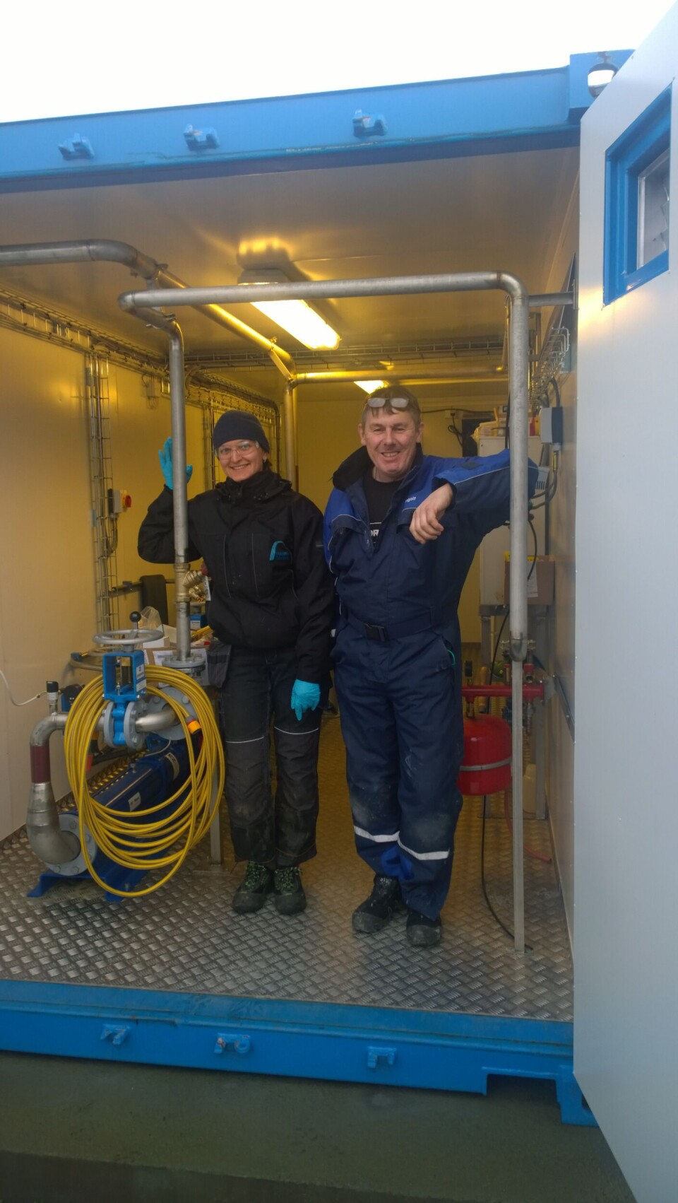 Prosjektleder Ingolf Lie i Nekton AS og Nataliia Nikolaieva – Sterner AS Biogass containeren – med alt teknisk utstyr. Foto: Smøla.