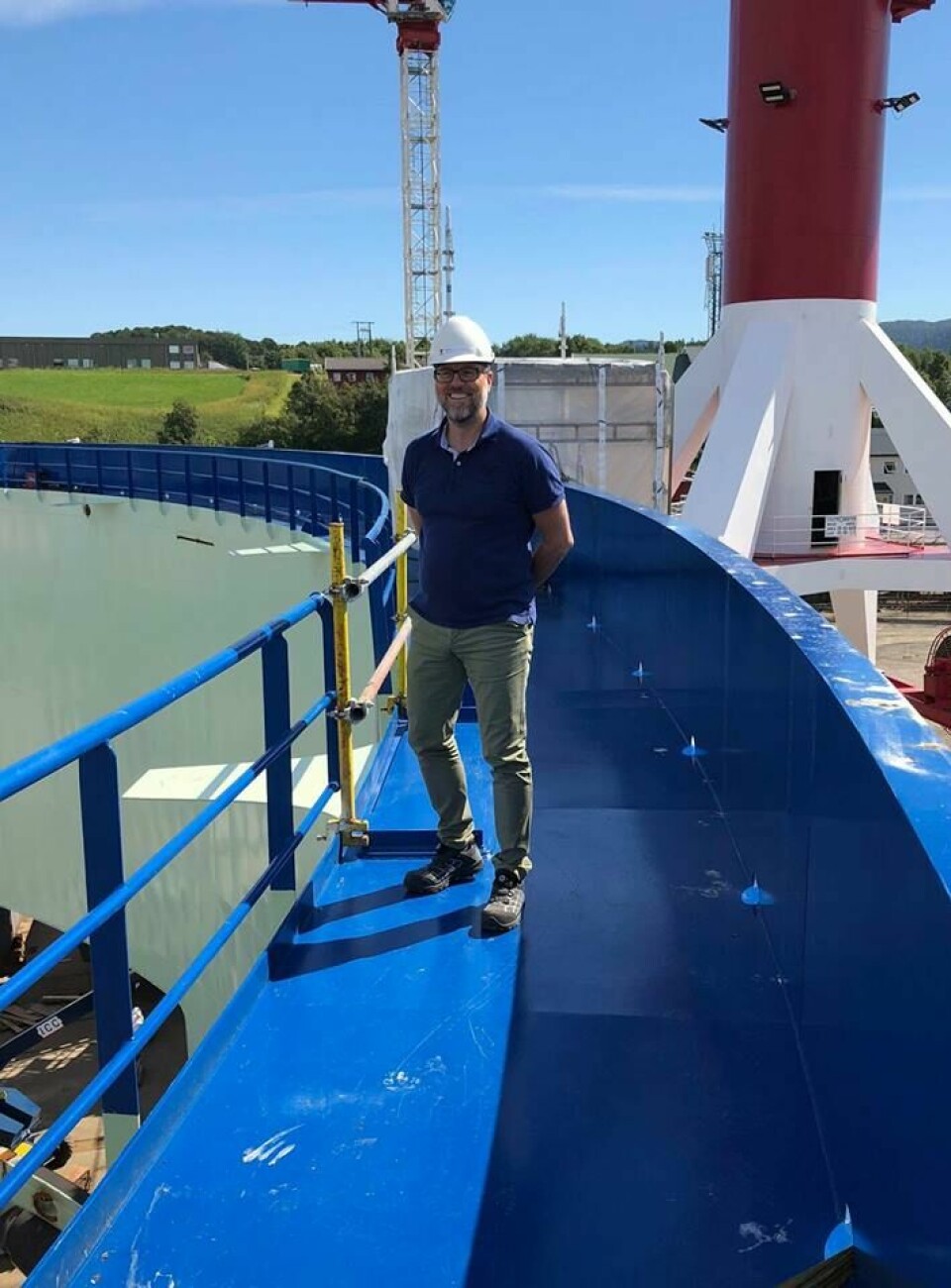 Her er den første Aquatraz merden halvdelen satt ferdig sammen, og prosjektleder Steingrim Holm er på inspeksjon på Fosen Yard. Foto: Midt-Norsk havbruk Produksjon AS.