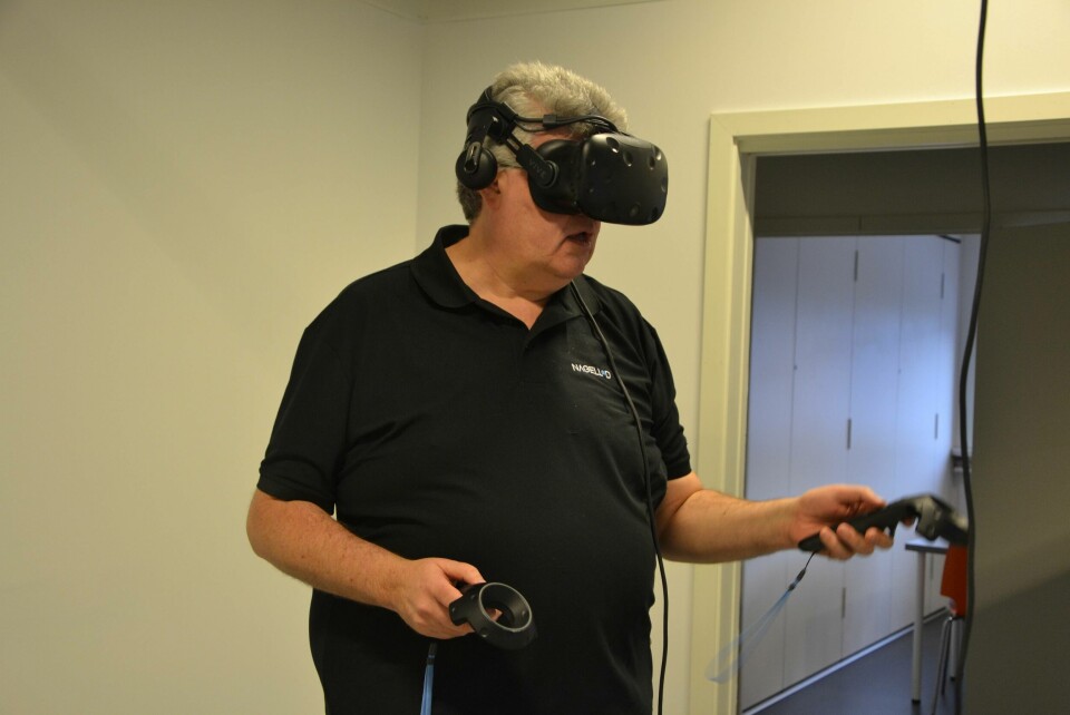 Daglig leder i Nagelld, Helge Bjordal demonstrerer hvordan VR på et havbruksanlegg fungerer. Foto: Ole Andreas Drønen