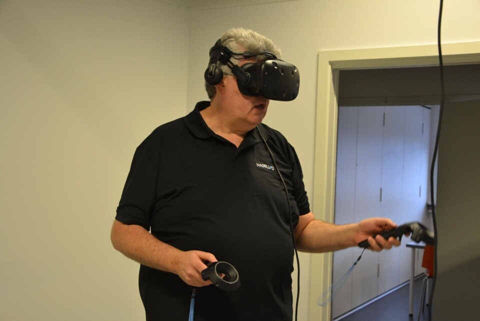 Daglig leder i Nagelld, Helge Bjordal demonstrerer hvordan VR på et havbruksanlegg fungerer. Foto: Ole Andreas Drønen Daglig leder i Nagelld, Helge Bjordal demonstrerer hvordan VR på et havbruksanlegg fungerer. Foto: Ole Andreas Drønen