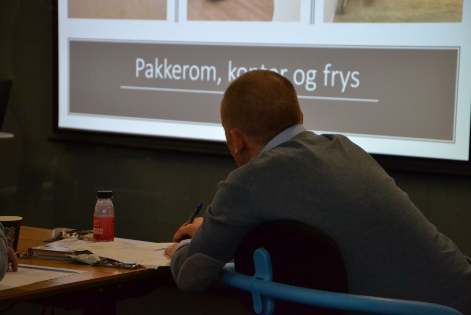 Rolf Mork-Knudsen i Nagelld, noterer så blekket spruter under pitchingen. Foto: Ole Andreas Drønen Rolf Mork-Knudsen i Nagelld, noterer så blekket spruter under pitchingen. Foto: Ole Andreas Drønen