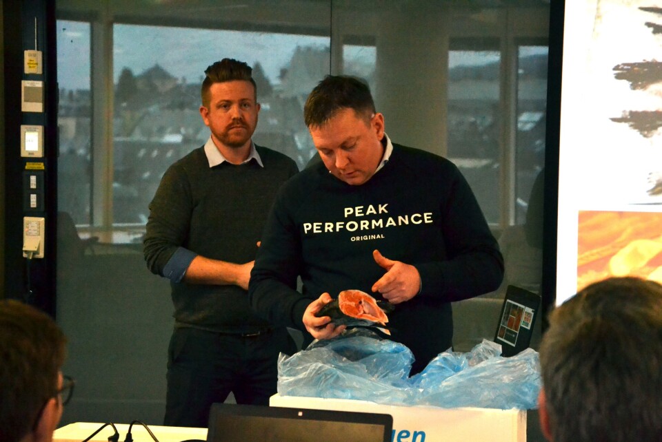 Salmoncuts demonstrerte produktet sitt fremfor dommerne under pitchingen gjort i forkant av aKva-konferansen. Fra venstre: Andrè Skoge og Stian Trellevik. Foto: Ole Andreas Drønen/Kyst.no. Salmoncuts demonstrerte produktet sitt fremfor dommerne under pitchingen gjort i forkant av aKva-konferansen. Fra venstre: Andrè Skoge og Stian Trellevik. Foto: Ole Andreas Drønen/Kyst.no.