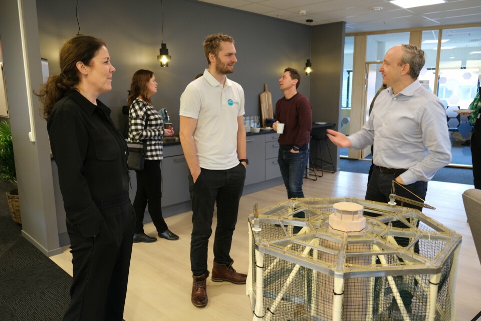 Påtroppende CFO Trine Sæther Romuld (f.v.) og disiplinleder elektro/automasjon Olav Foseide fra SalMar Aker Ocean ble ønsket velkommen til Havets Hus av Eivind Helland, CEO i Blue Planet AS. Bak står Hilde Garlid fra Innovasjonspark Stavanger og professor Ragnar Tveterås fra UiS. Foto: Kirsti Sømme Påtroppende CFO Trine Sæther Romuld (f.v.) og disiplinleder elektro/automasjon Olav Foseide fra SalMar Aker Ocean ble ønsket velkommen til Havets Hus av Eivind Helland, CEO i Blue Planet AS. Bak står Hilde Garlid fra Innovasjonspark Stavanger og professor Ragnar Tveterås fra UiS. Foto: Kirsti Sømme