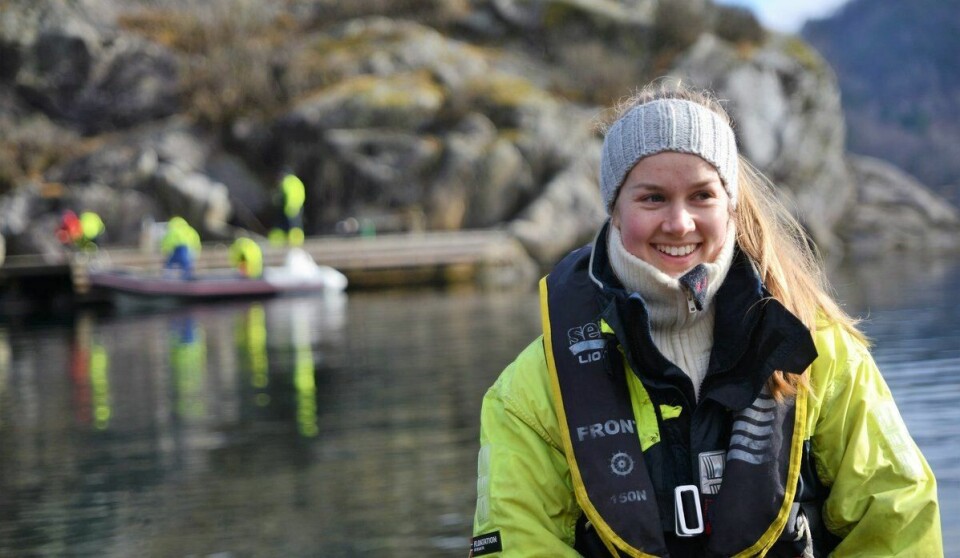 Elise Eidset (24) trives i sommerjobben som luseteller. Foto: Thomas Bøhn/HI