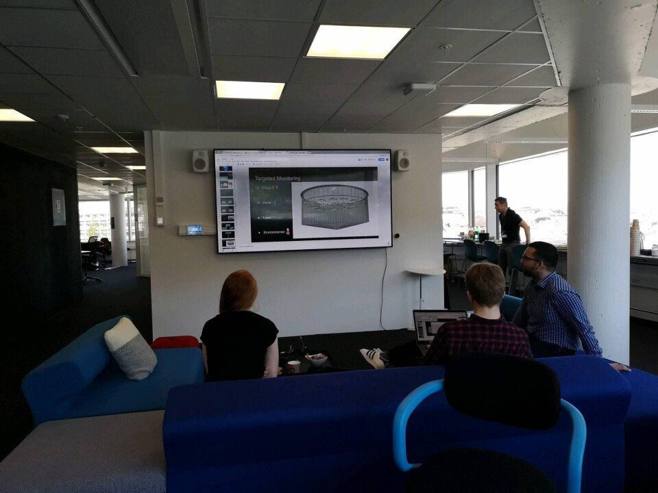 Konkurrentene forbereder seg til å 'pitche' sin ide. Foto: AquaHack.