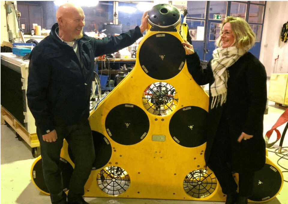 Roy og Ingrid Sara foran et av produktene til selskapet. Foto: Ocein