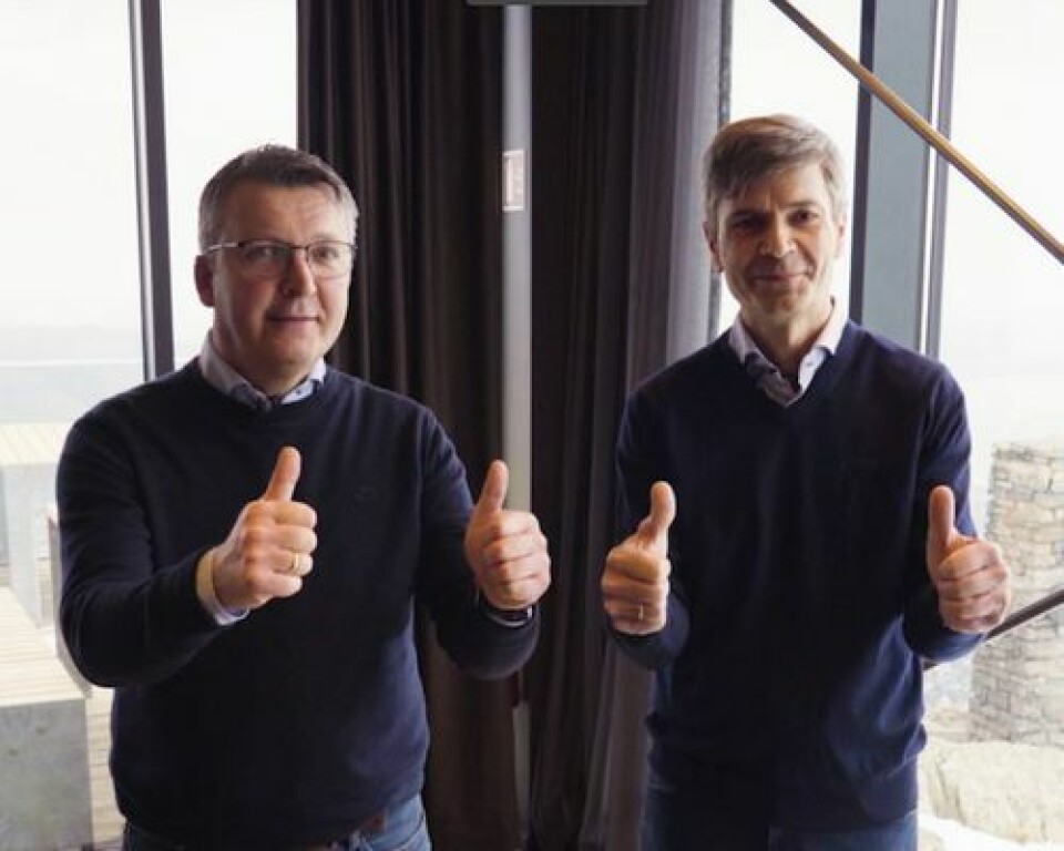 Fornøyde karer: - I en av kategoriene har vi rekordresultat på EGI, sier Ståle Theimann og Harald Engevik, technical consultants i Cargill, som delte ut årets priser til de beste lokalitetene. Foto: Cargill.