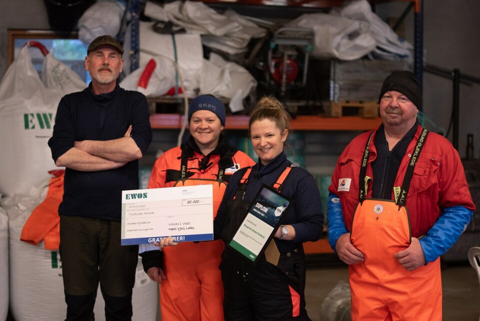 En av de fire vinnerne på årets Cargill konkurranse var Alsaker Fjordbruk som vant kategori laks satt ut høsten 201.Lokalitetsansvarlig ved Alsaker Fjordbruk Klungervik Yvonne Sett, kunne stolt vise frem sjekk og diplom sammen med teamet sitt. Foto: Cargill