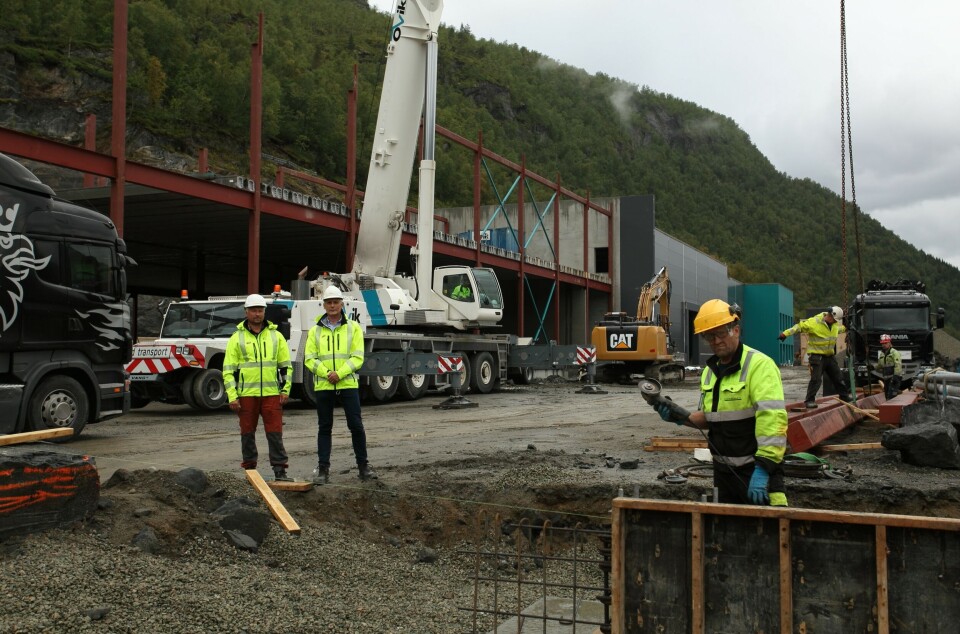 Anlegget til Salmobreed Salten reiser seg. Her med Jan-Emil Johannesen og Stig Joar Krogh på byggeplassen til venstre. Foto: Salmobreed. Anlegget til Salmobreed Salten reiser seg. Her med Jan-Emil Johannesen og Stig Joar Krogh på byggeplassen til venstre. Foto: Salmobreed.