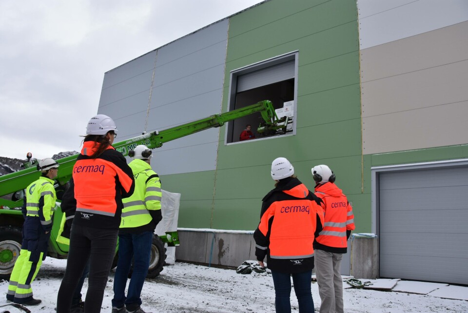 Pallen med den aller første rogna løftes inn i klekkeriet i Cermaqs splitter nye settefiskanlegget på Forsan i Steigen. Foto: Aquagen.