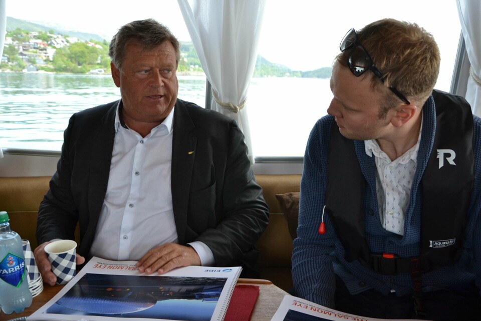 Fiskeriminister Harald T. Nesvik og Sondre Eide diskuterte prosjektet på vei til lokaliteten da Nesvik besøkte selskapet i mai. Foto: Margarita Savinova.