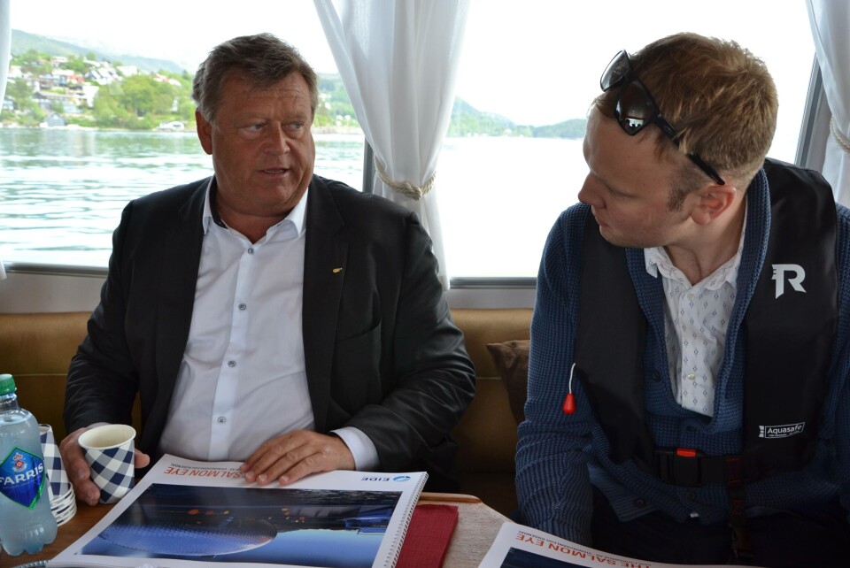 Fiskeriminister Harald T. Nesvik og Sondre Eide diskuterte prosjektet på vei til lokaliteten da Nesvik besøkte selskapet i mai. Foto: Margarita Savinova. Fiskeriminister Harald T. Nesvik og Sondre Eide diskuterte prosjektet på vei til lokaliteten da Nesvik besøkte selskapet i mai. Foto: Margarita Savinova.