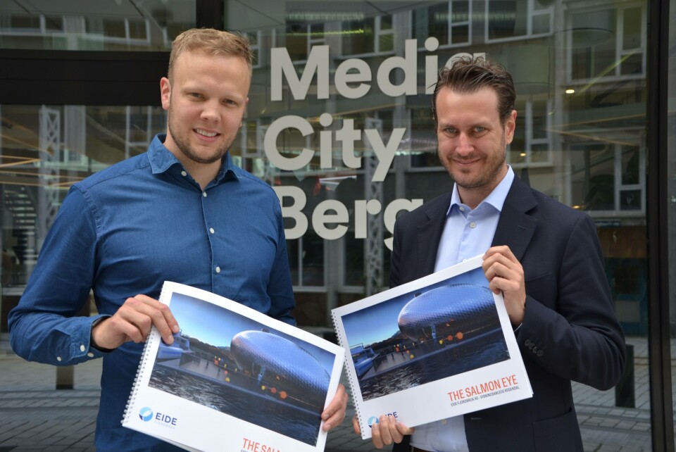 Daglig leder Sondre Eide (t.v.) her sammen med stortingsrepresentant Helge Andre Njåstad (FrP) viser frem planene for det nye visningssenteret. Foto: Margarita Savinova. Daglig leder Sondre Eide (t.v.) her sammen med stortingsrepresentant Helge Andre Njåstad (FrP) viser frem planene for det nye visningssenteret. Foto: Margarita Savinova.