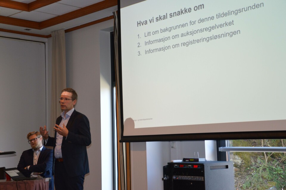 Avdelingsdirektør Martin Bryde i Nærings- og fiskeridepartementet her på infomøte i Bergen, for å gi oppdretterne mer info om den kommende lakseauksjonen som går av stabelen 18. juni kl. 10.00. Foto: Therese Soltveit.