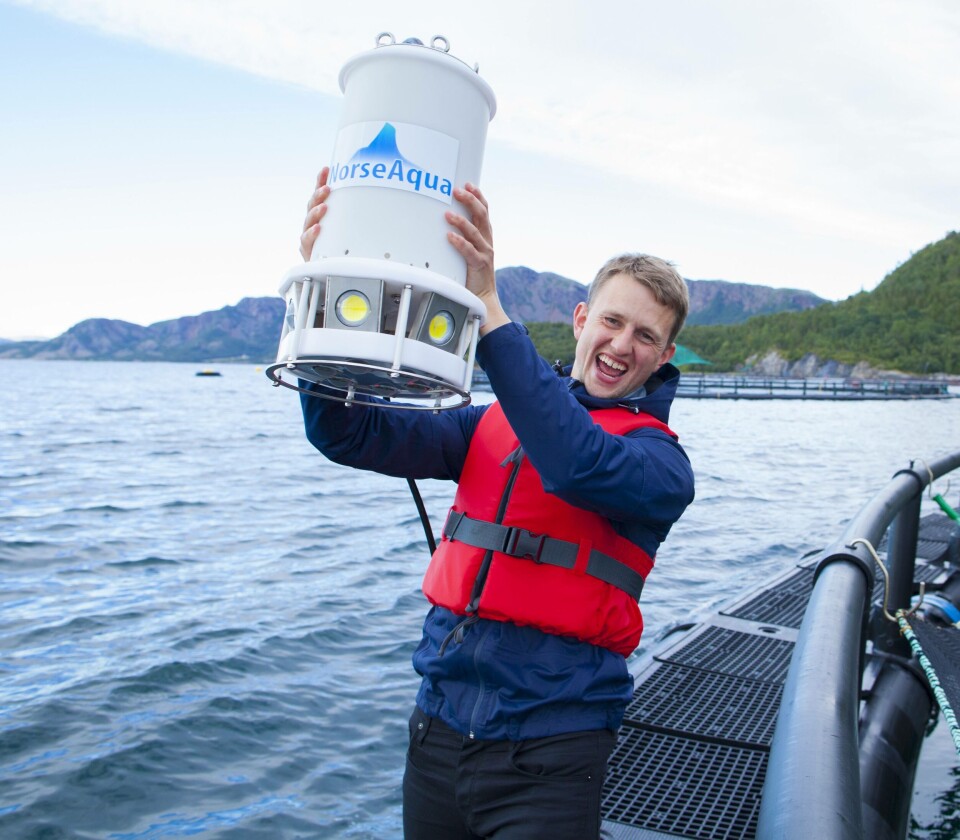 Poseidon D600 LED undervannslys fra NorseAqua er enkelt å bruke. Du trenger ikke plundre med eget skap på merden. Her er det bare å koble til strøm og ta lyset i bruk, sier daglig leder Lars Berg-Hansen. Foto: Kjell Eivind Grande