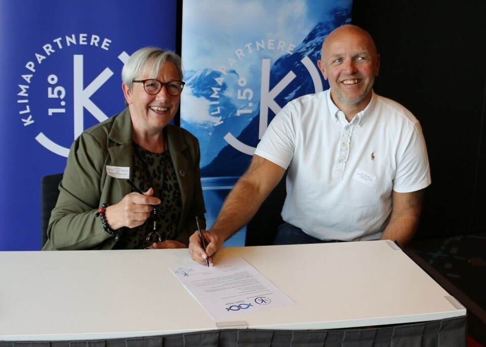 Signering klimapartner Nordland»: Fylkesråd for kultur og miljø Kirsti Saxi og fungerende adm. dir. i Salten Aqua Jarle Solemdal signerer avtalen. Foto: Karianne Olaisen