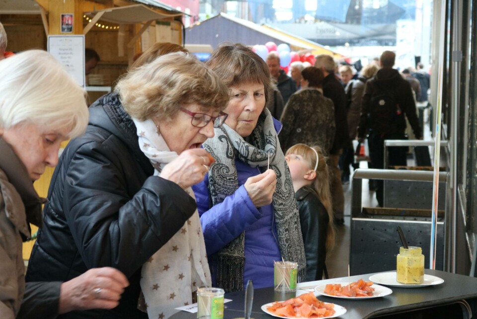 Lokalprodusert mat er populært og smaksprøvene gikk unda på Saltenlaks sin stand. Foto: Designia/Lars Antonsen