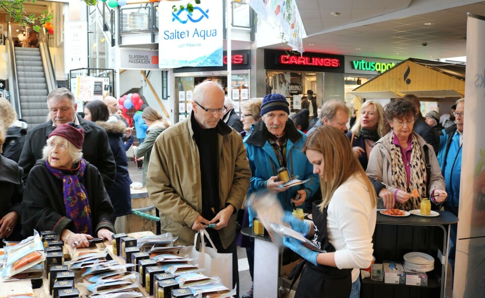 Laksebiter på rekke og rad gikk som varmt hvetebrød under Saltenlaks sin stand under Folk & Fisk i Glasshuset. Foto: Designia/Lars Antonsen