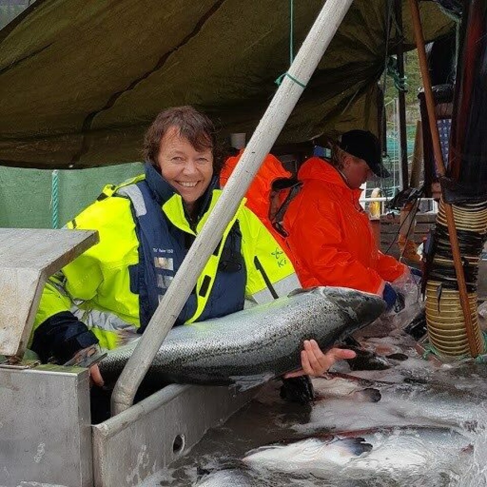 Daglig leder Bjørg Mette Holmefjord Antonsen viser frem stamfisken selskapet har produsert. Foto: Bolaks