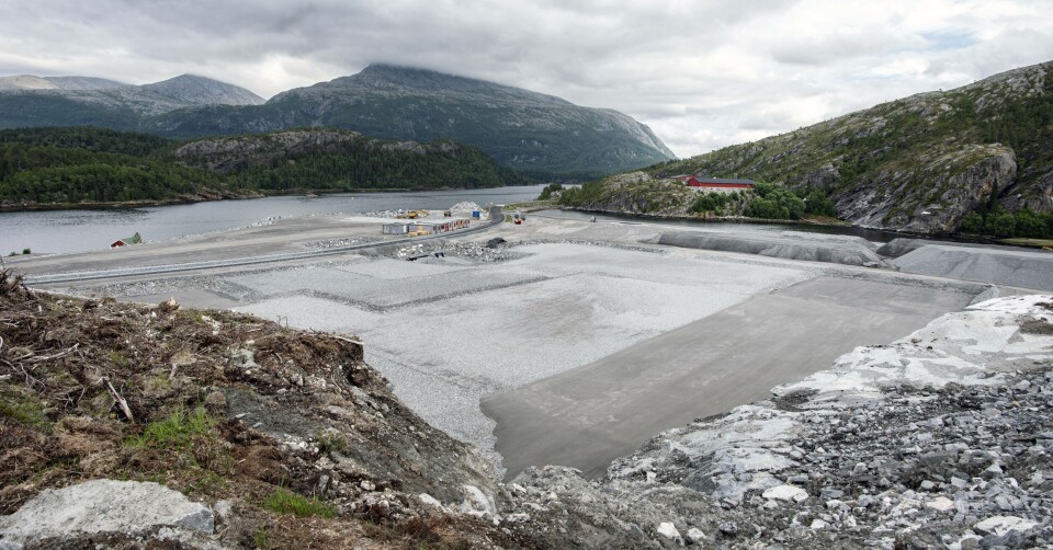 Siden i fjor høst har entreprenør Tverås Maskin & Transport gjort et omfattende arbeid med 90 mål næringsareal til Svaberget Smolt. Til høyre i bilder sees deler av det eksisterende settefiskanlegget Bindalssmolt som også eies av SinkabergHansen. Foto: SinkabergHansen Siden i fjor høst har entreprenør Tverås Maskin & Transport gjort et omfattende arbeid med 90 mål næringsareal til Svaberget Smolt. Til høyre i bilder sees deler av det eksisterende settefiskanlegget Bindalssmolt som også eies av SinkabergHansen. Foto: SinkabergHansen