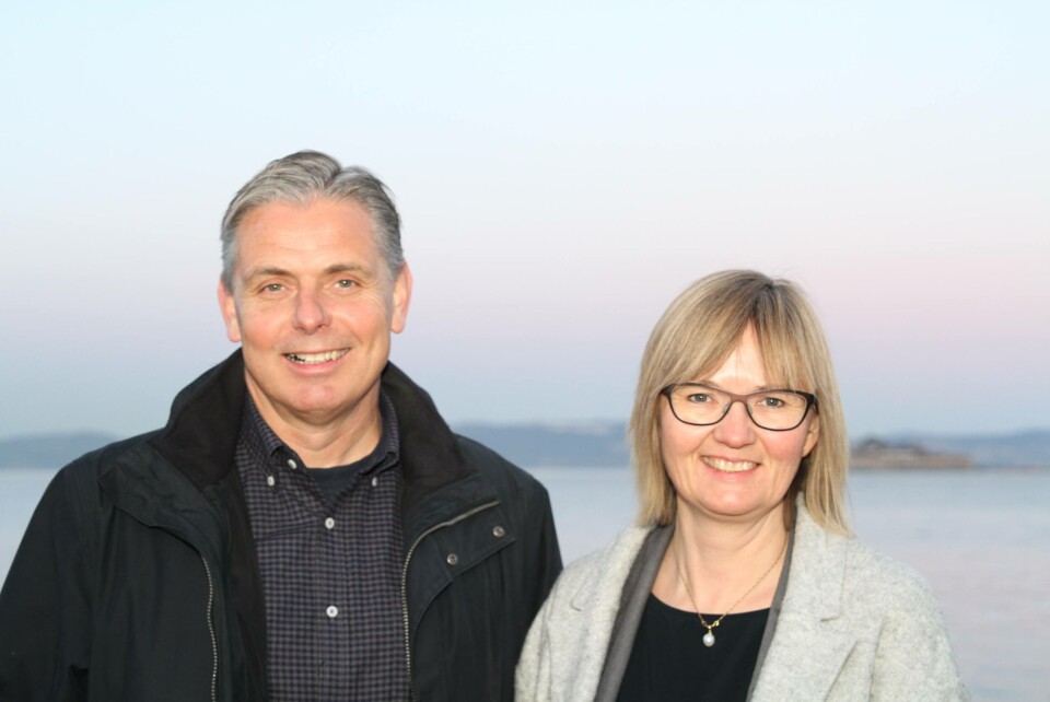 Frode Blakstad, Styreleder i Namdal Rensefisk og Nina Santi, Administrerende direktør i AquaGen signerte samarbeidsavtalen om etablering og drifting av et avlsprogram for rognkjeks.Foto: Aquagen.