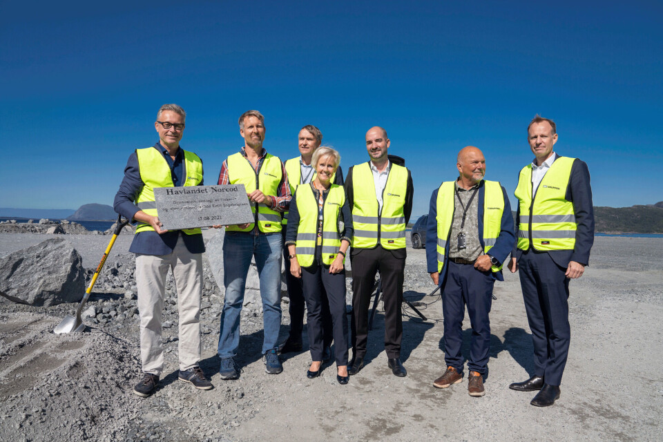 Representanter for Sparebank Sogn & Fjordane, som medfinansierer det nye yngelanlegget, var også til stede under seremonien på Fjord Base, i tillegg til lokale og fylkeskommunale politikere. Foto: Photoevent