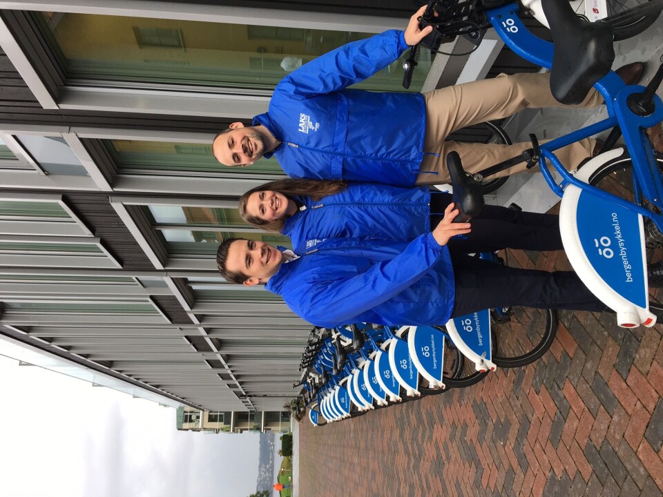 Marte Vassbotten, kommunikasjonsansvarlig og styremedlem i YoungFish Vest her sammen med medlemmene Christoffer Marøy og Martin Angeltveit, som nå rigger seg til for laksefest i laksehovedstaden Bergen. Foto: YoungFish.