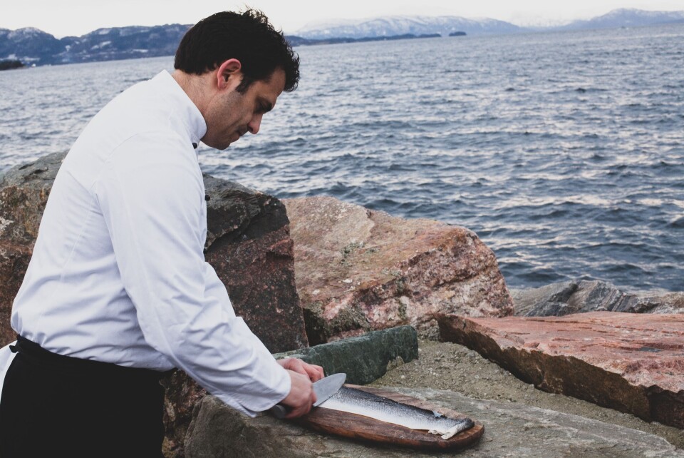 Lakseskinnet får selskapet foreløpig fra et lokalt slakteri på Os. Her ser man kokk og produktutvikler Henrik Bokelund som har over 20 års erfaring i kokkeyrket, eksperimentere med produktet før lansering. Foto: Ocean Snacks.