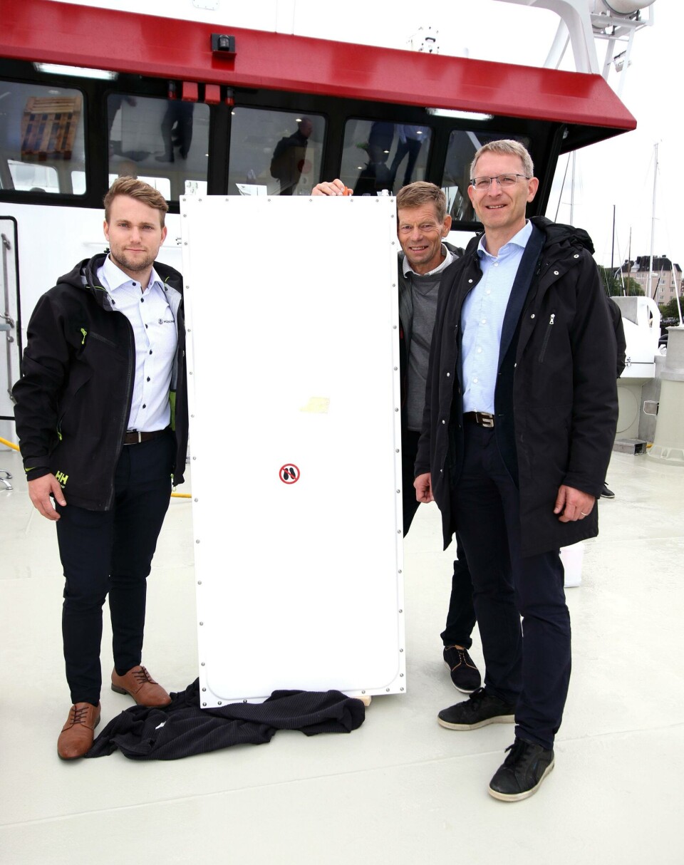 Egil Mollestad (i midten), administrerende dierktør i ZEM AS, under en levering av en batterimodul til Moen Marin. Foto: Vidar Alfarnes.