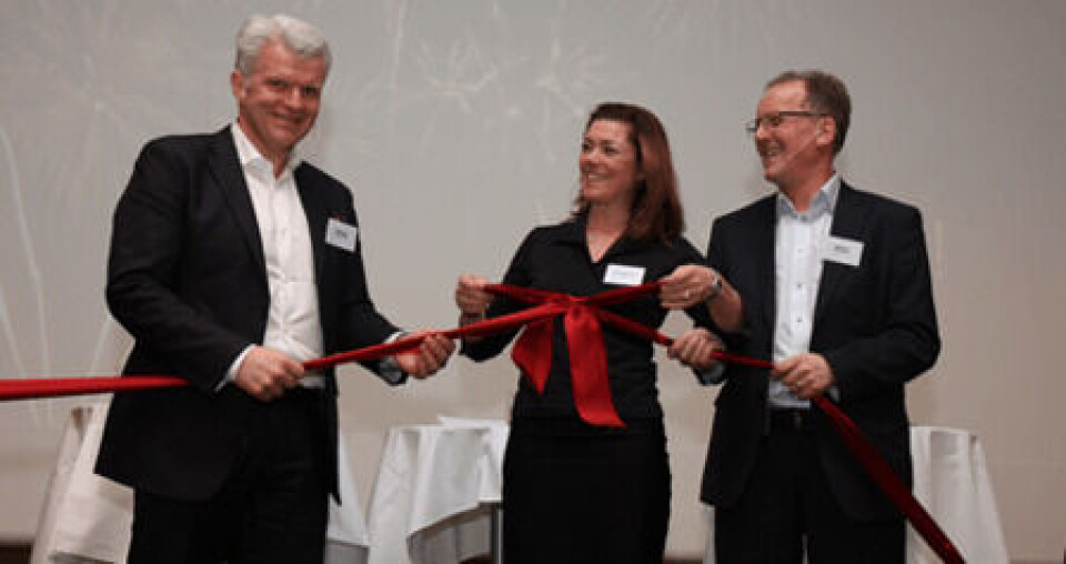 Her knyter Egil Olsvik, Nortura, Kristin Skogen Lund, NHO, og Erik Volden, Kavli, båndet som symboliserer sammenslåingen av to landsforeninger. Foto: NHO