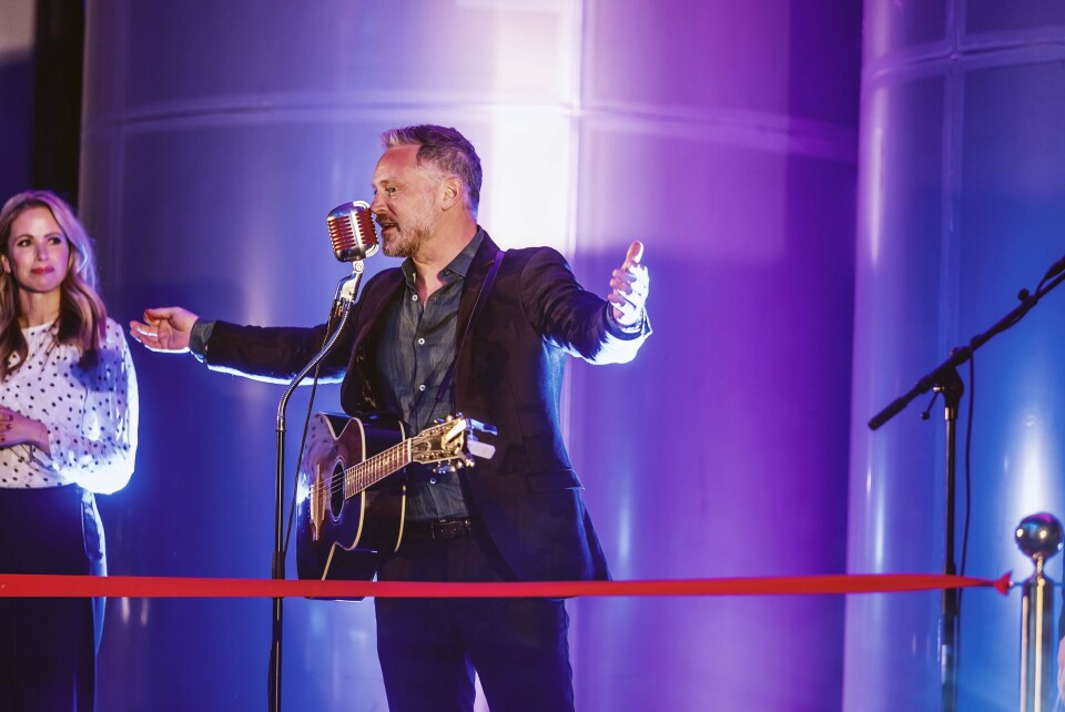 Musiker og konfransier Heine Totland så til at stemningen under åpningen var på topp. Foto: Tove Lise Mossestad.