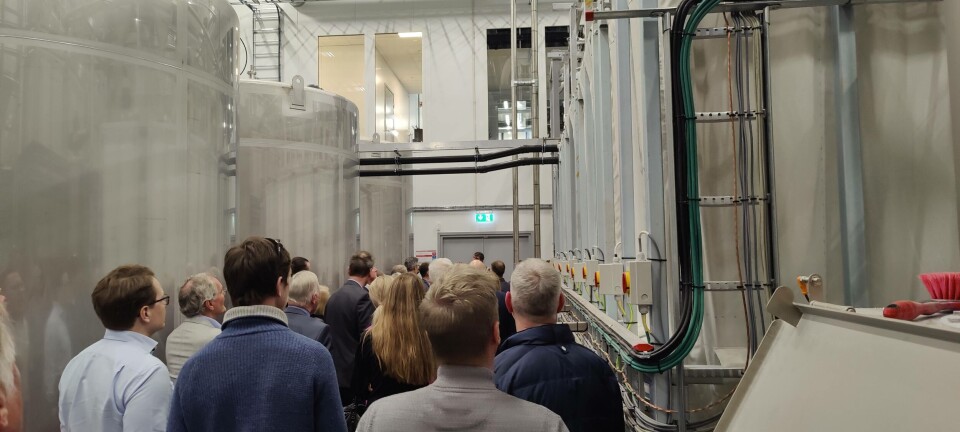 Omvisning i den moderne nye automatiserte malingsfabrikken til Steen-Hansen. Foto: Therese Soltveit/Kyst.no
